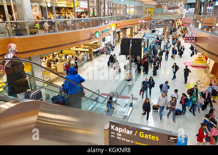 Istanbul, Türkei - 16. März 2017: Innenraum der Abflughalle im Flughafen Sabiha Gökcen International Airport. Mehr als 32 Millionen Touristen besuchen die Türkei ein Ja Stockfoto