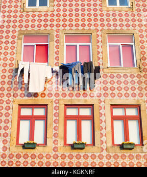 Traditionelle porto Haus mit Fliesen und typische Portugues weg vom Trocknen Kleidung eingerichtet. Portugal Stockfoto