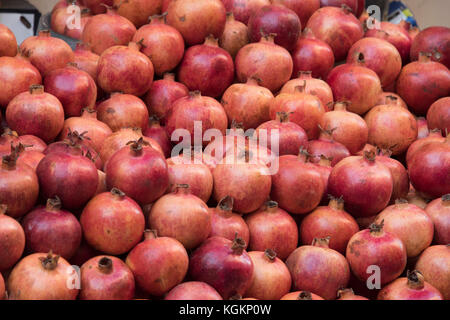 Pomegrantes in einem Stapel bereit Saft in einer Bar in Trapani, Sizilien zu machen Stockfoto