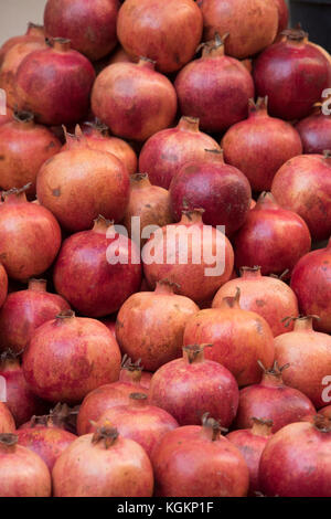 Pomegrantes in einem Stapel bereit Saft in einer Bar in Trapani, Sizilien zu machen Stockfoto