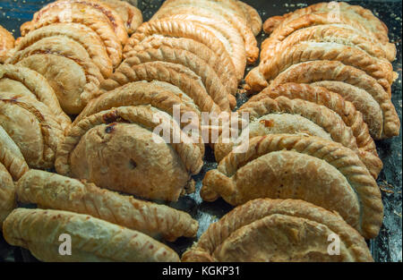 Viele traditionelle Cornish pasties in einem Shop Anzeige Stockfoto