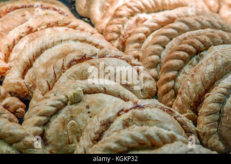 Viele traditionelle Cornish pasties in einem Shop Anzeige Stockfoto