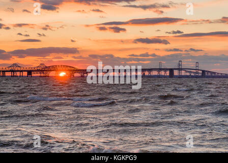 Der Chesapeake Bay Bridge wie aus dem Maryland östlichen Ufer gesehen. Stockfoto