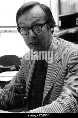 Ehrliche Fotografie von Stewart Holding Hulse Jr, experimenteller Psychologe und Psychologiedirektor an der Johns Hopkins Universität von 1957 bis 1999, und einmal Präsident des Johns Hopkins Clubs, in seinem Büro sitzend mit Nadelstreifen Blazer und Brille, Taille oben, Mund offen, Baltimore, Maryland, 1973. () Stockfoto