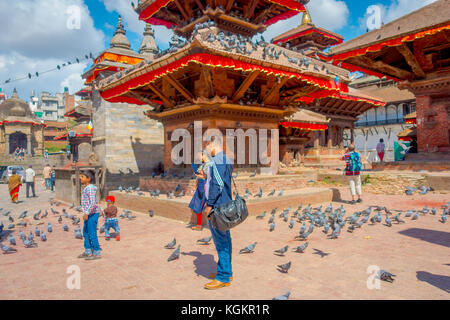 Kathmandu, Nepal Oktober 15, 2017: Nicht identifizierte Personen auf dem Platz stehen mit einem Schwarm Tauben am Durbar Square in der Nähe von Alte hinduistische Tempel in Kathmandu, Nepal Stockfoto