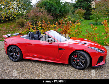 Einen roten Jaguar f-type svr Sport Auto in einem Land Auffahrt. Stockfoto