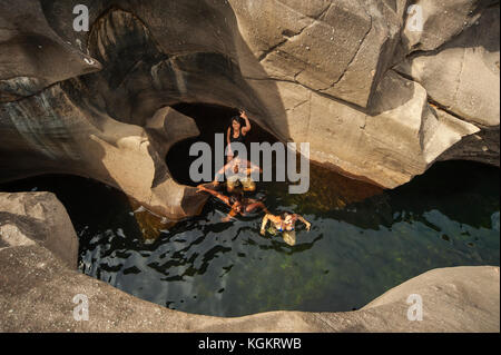 Touristen genießen ein Besuch in Vale da Lua, Chapada dos Lambari, Goiás, Brasilien Stockfoto