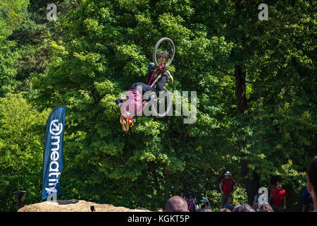 Kalnica, Slowakei - 27. Mai 2017: Unbekannte extreme Rider führt mutige Trick im Slopestyle Wettbewerb während Bikefest. qualifizierenden Ausstellung von p Stockfoto