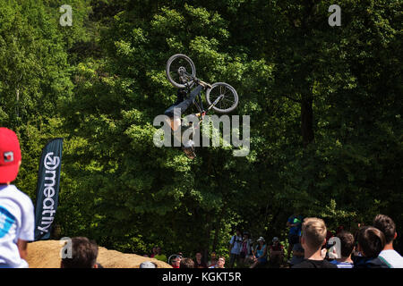 Kalnica, Slowakei - 27. Mai 2017: Unbekannte extreme Rider führt mutige Trick im Slopestyle Wettbewerb während Bikefest. qualifizierenden Ausstellung von p Stockfoto