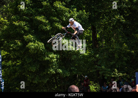 Kalnica, Slowakei - 27. Mai 2017: Unbekannte extreme Rider führt mutige Trick im Slopestyle Wettbewerb während Bikefest. qualifizierenden Ausstellung von p Stockfoto