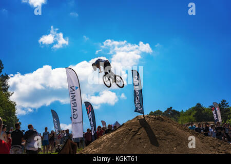 Kalnica, Slowakei - 27. Mai 2017: Unbekannte extreme Rider führt mutige Trick im Slopestyle Wettbewerb während Bikefest. qualifizierenden Ausstellung von p Stockfoto