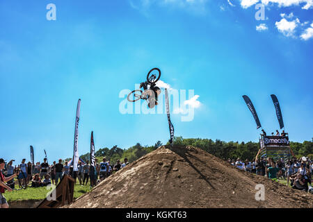 Kalnica, Slowakei - 27. Mai 2017: Unbekannte extreme Rider führt mutige Trick im Slopestyle Wettbewerb während Bikefest. qualifizierenden Ausstellung von p Stockfoto