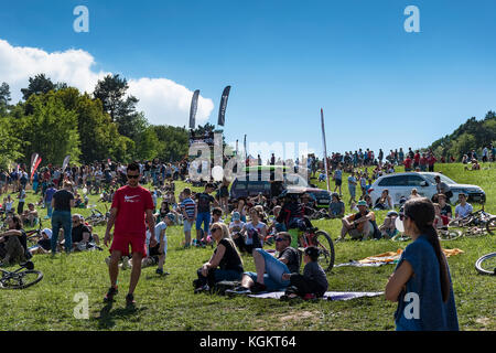 Kalnica, Slowakei - 27. Mai 2017: unbekannte junge Mann den Hang hinunter in Richtung der Mädchen. Um extreme Riders Unterstützer sitzen auf der Wiese während sl Stockfoto