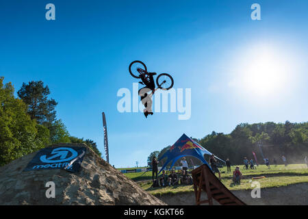 Kalnica, Slowakei - 27. Mai 2017: Unbekannte extreme Rider führt mutige Trick im Slopestyle Wettbewerb während Bikefest. qualifizierenden Ausstellung von p Stockfoto