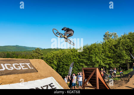 Kalnica, Slowakei - 27. Mai 2017: Unbekannte extreme Rider führt mutige Trick im Slopestyle Wettbewerb während Bikefest. qualifizierenden Ausstellung von p Stockfoto