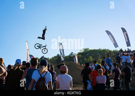 Kalnica, Slowakei - 27. Mai 2017: Unbekannte extreme Rider führt mutige Trick im Slopestyle Wettbewerb der professionellen Extreme Riders während bikef Stockfoto