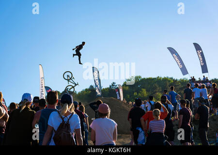 Kalnica, Slowakei - 27. Mai 2017: Unbekannte extreme Rider führt mutige Trick im Slopestyle Wettbewerb der professionellen Extreme Riders während bikef Stockfoto