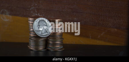 Quartal auf Stapel Pennies Stockfoto