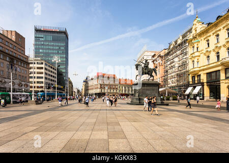 Zagreb, Kroatien - 28. August 2017: Menschen Wandern rund um den Ban Jelacic Platz, mit seinem Pferd Statue, im Herzen der Altstadt von Zagreb in Kroatien capi Stockfoto