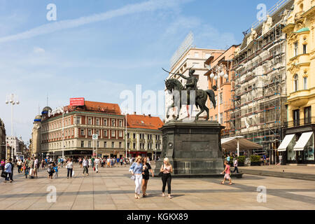 Zagreb, Kroatien - 28. August 2017: Menschen Wandern rund um den Ban Jelacic Platz, mit seinem Pferd Statue, im Herzen der Altstadt von Zagreb in Kroatien capi Stockfoto