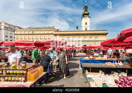 Zagreb, Kroatien - 28. August 2017: Leute Shop auf dem frisches Obst und vegetebles im Herzen der Hauptstadt Zagreb, Kroatien. Stockfoto