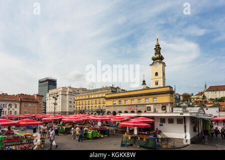 Zagreb, Kroatien - 28. August 2017: Leute Shop auf dem frisches Obst und vegetebles im Herzen der Hauptstadt Zagreb, Kroatien. Stockfoto