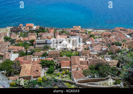 Luftaufnahme der mittelalterlichen Burg von Monemvasia mit der traditionellen Steinhäusern, die byzantinischen Kirchen und das kristallklare Wasser des Meeres. Stockfoto