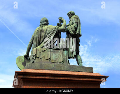 Denkmal für Minin und Pozharsky - Skulpturengruppe aus Messing und Kupfer, erstellt von Iwan martos; vor dem St entfernt. Die Basilius-kathedrale auf dem roten Quadrat Stockfoto