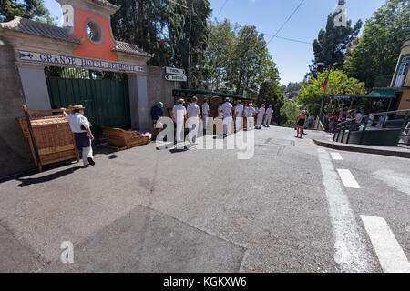 Funchal, Portugal - 6. August: Nicht identifizierte Touristen warten auf einen Weidenkorb Rodelpartie in Funchal, Portugal am 6. August 2016. Stockfoto