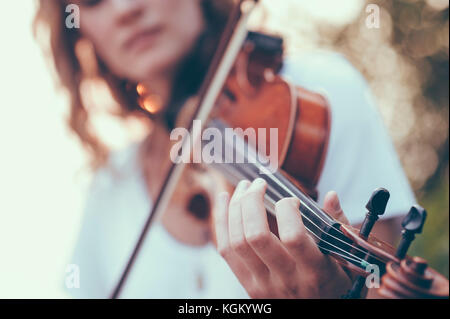 Mittelteil der jungen Frau spielen Violine Stockfoto