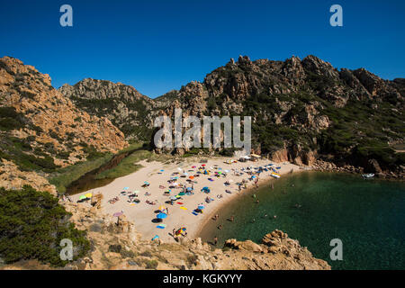 Malerischer Blick auf Strand inmitten von Felsformationen gegen den klaren blauen Himmel, Sardinien, Italien Stockfoto