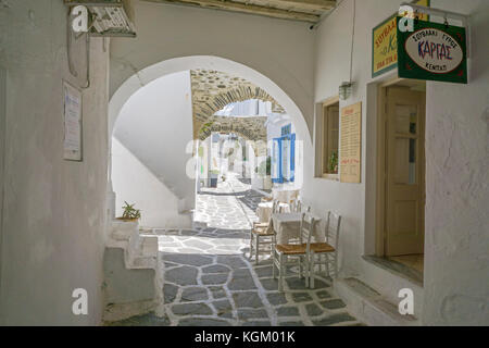 Taverne auf einem mittelalterlichen Passage, Altstadt von Naoussa, Paros, Kykladen, Ägäis, Griechenland Stockfoto