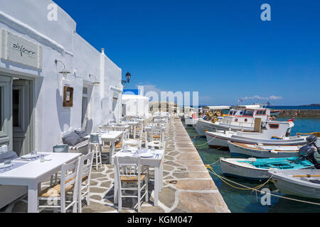 Restaurant am Hafen von Naoussa, Paros, Kykladen, Ägäis, Griechenland Stockfoto