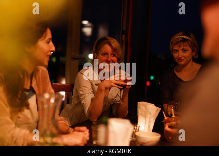 Gerne weibliche Freunde Geburtstag zu Hause genießen. Stockfoto