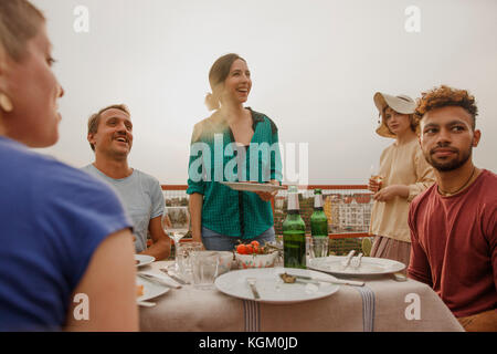 Fröhliche Freunde Mittagessen Party auf der Terrasse Stockfoto