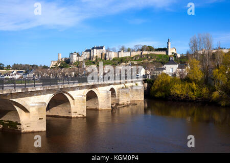 Chinon Stadt und Chateau jenseits der Brücke über den Lot-et-Garonne Rive, Indre-et-Loire, Frankreich Stockfoto