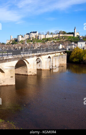 Chinon Stadt und Chateau jenseits der Brücke über den Lot-et-Garonne Rive, Indre-et-Loire, Frankreich Stockfoto