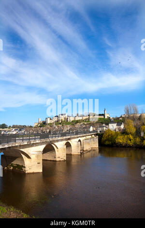 Chinon Stadt und Chateau jenseits der Brücke über den Lot-et-Garonne Rive, Indre-et-Loire, Frankreich Stockfoto