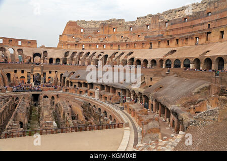 ROMA, Italien - 01. OKTOBER 2017: Kolosseum, Kolosseum oder Coloseo, Flavischen Amphitheater der Größte, der je gebaut wurde, Symbol der alten Roma Stadt im Römischen Reich. Stockfoto