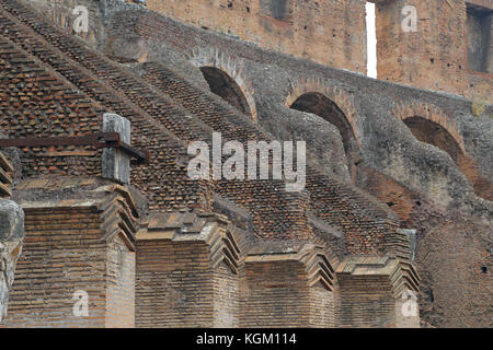 ROMA, Italien - 01. OKTOBER 2017: Kolosseum, Kolosseum oder Coloseo, Flavischen Amphitheater der Größte, der je gebaut wurde, Symbol der alten Roma Stadt im Römischen Reich. Stockfoto