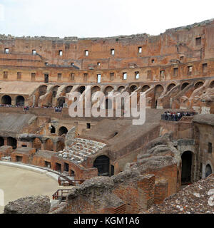 Roma, Italien - 01. Oktober 2017: Kolosseum, Kolosseum oder coloseo, flavischen Amphitheater der Größte, der je gebaut wurde, Symbol der alten Roma Stadt im römischen Reich. Stockfoto