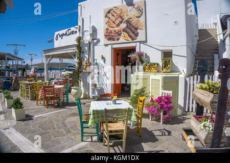 Kneipe, Restaurant in der Altstadt von Parikia, Paros, Kykladen, Ägäis, Griechenland Stockfoto