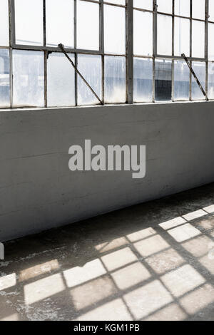 Sonnenlicht durch die Fenster im Flur Stockfoto