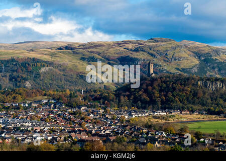 Blick über die Stadt Stirling mit dem Wallace Monument in Stirlingshire, Schottland, Großbritannien. Stockfoto