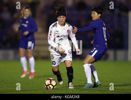 Chelsea's Ji so-Yun (rechts) und Ella Masar (links) des FC Rosengard kämpfen um den Ball während der UEFA Women's Champions League Last 16, dem ersten Leg-Spiel im Cherry Red Records Stadium, London. Stockfoto