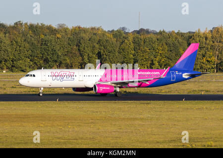 Eindhoven, Niederlande - 27.Oktober 2017: Airbus A321 Flugzeug von Wizz Air airline Landung am Flughafen Eindhoven. Stockfoto