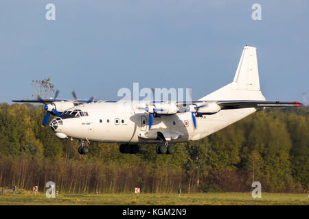 Eindhoven, Niederlande - 27.Oktober 2017: weiße Antonow An-12-Frachtmaschine Landung auf dem Flughafen Eindhoven Stockfoto