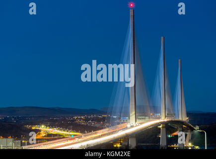 Blick auf die neue Queensferry Crossing-Brücke bei Nacht über den Firth of Forth zwischen West Lothian und Fife in Schottland, Großbritannien. Stockfoto