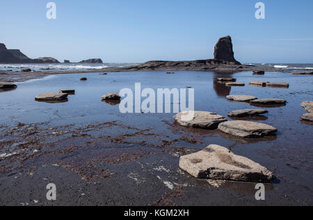 Saltwick Bay bei niedrigem Wasser, in der Nähe von Whitby, North Yorkshire Stockfoto