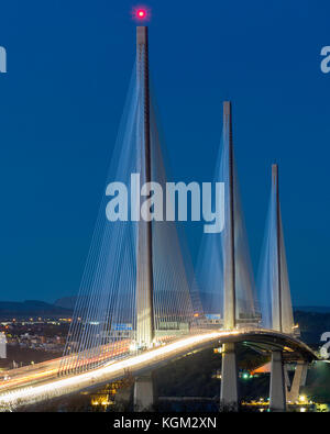 Blick auf die neue Queensferry Crossing-Brücke bei Nacht über den Firth of Forth zwischen West Lothian und Fife in Schottland, Großbritannien. Stockfoto